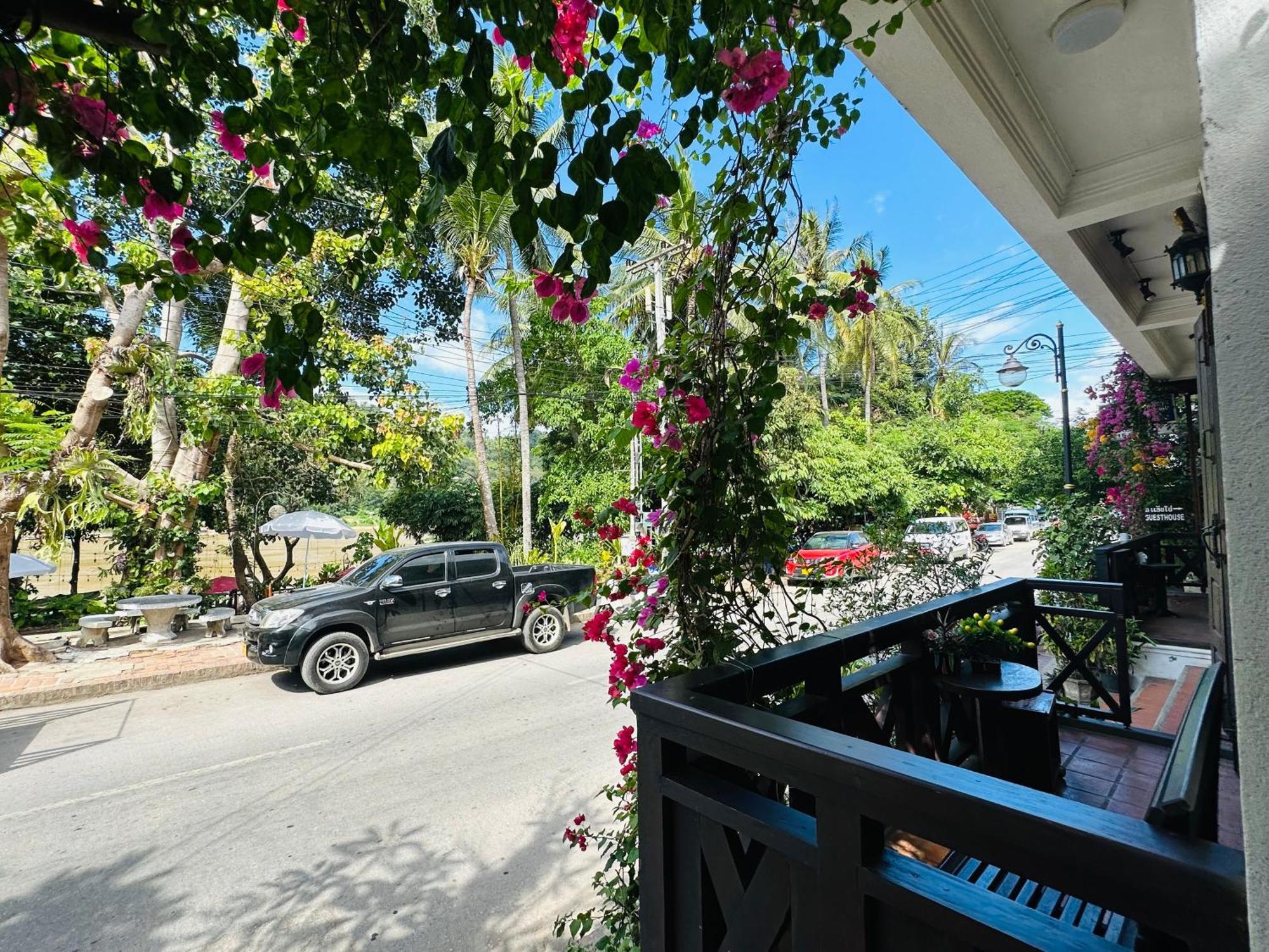 Anisa Mekong Riverside Villa Луанґпхабанґ Екстер'єр фото